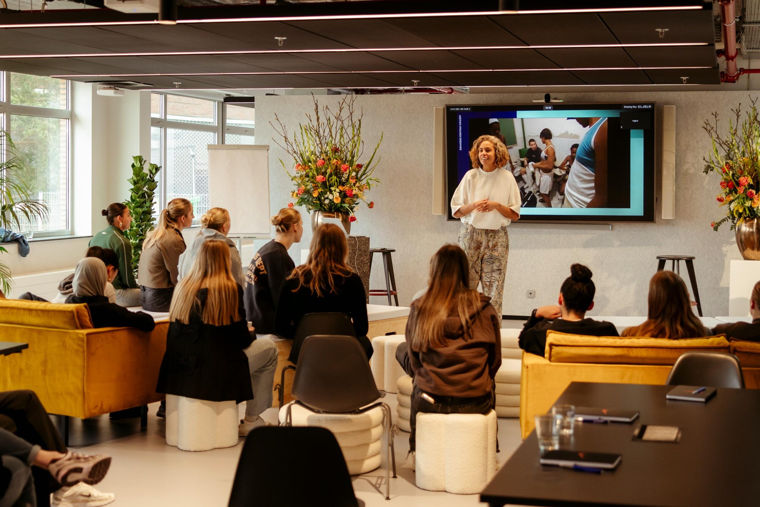 ‘Be the Spark’: Speelsters Azerion Vrouwen Eredivisie inspireren de volgende generatie