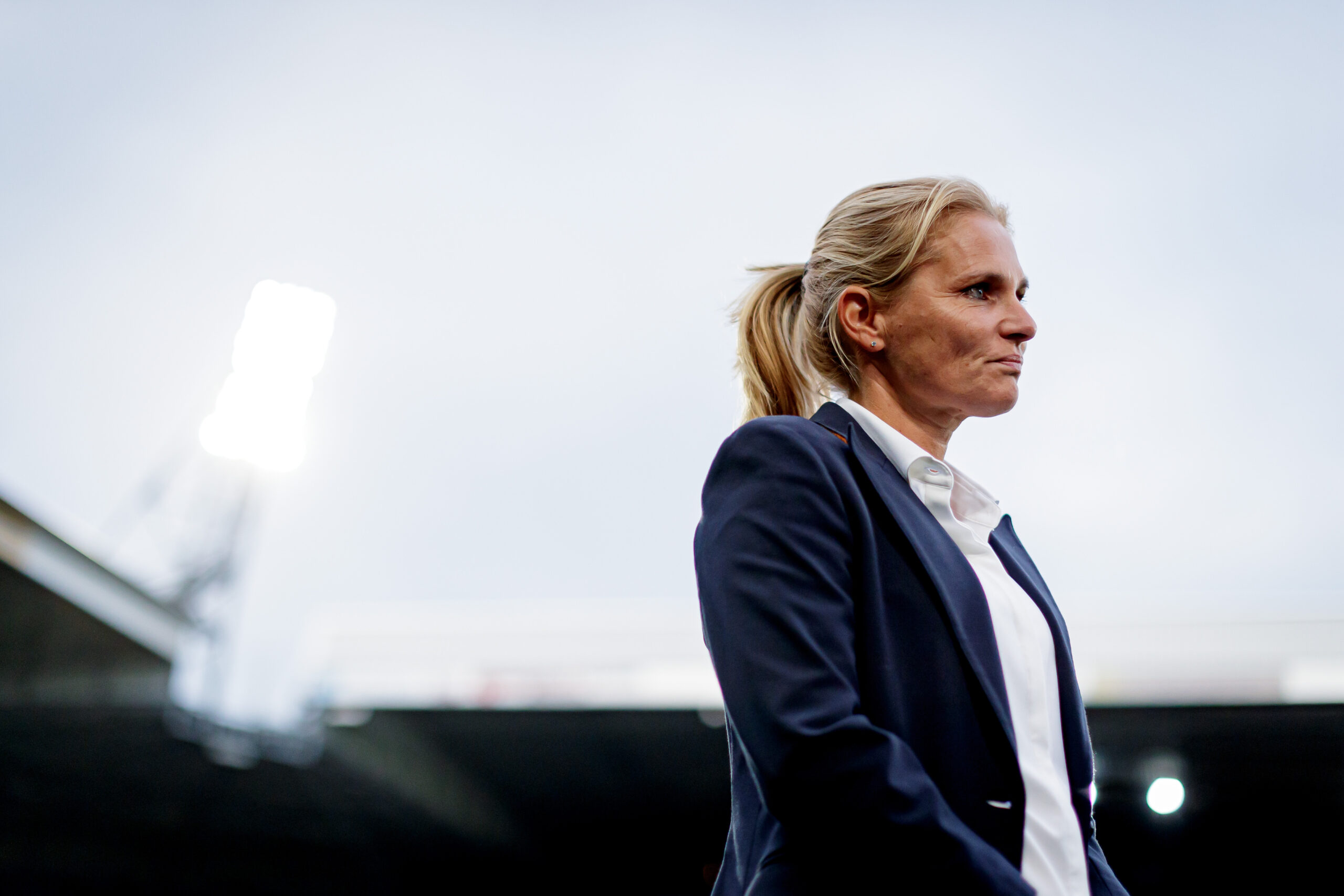 Sarina Wiegman ontvangt Vrouwen Eredivisie Oeuvre Award