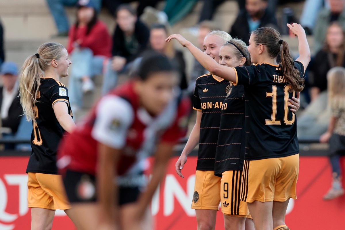 Ajax wint eenvoudig bij Feyenoord, De Graafschap verrast AZ
